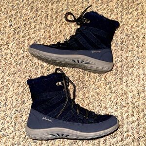 Skechers Navy Quilted Lace-Up Ankle Boots BRAND NEW without tags. Comfy Cute.
